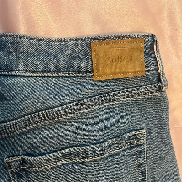 Hollister Curvy Ultra High-Rise Medium Wash Mom Jeans - Picture 7 of 7